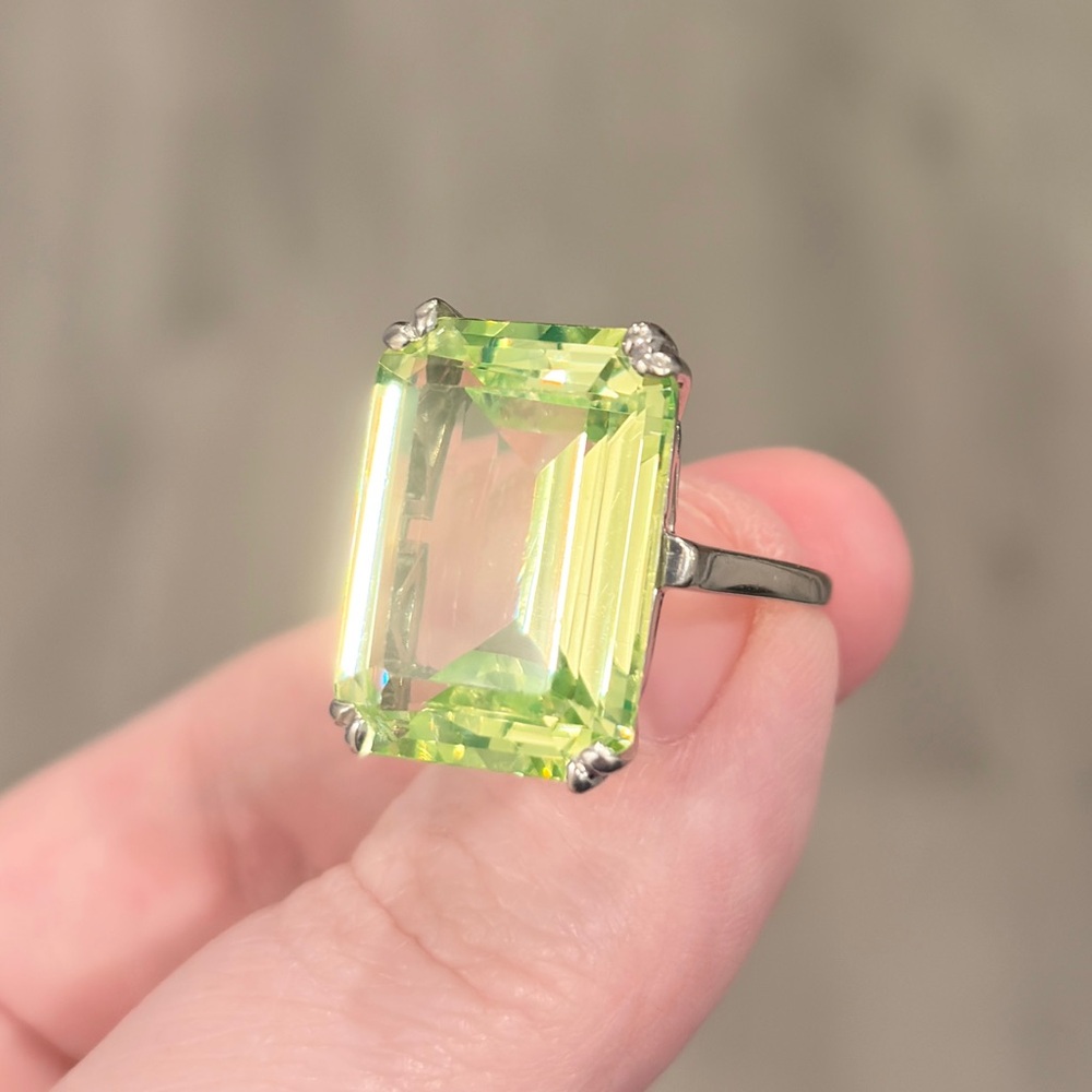 Large Vintage 14K White Gold Synthetic Green Spinel Ring - Size 7.25 - Picture 6 of 11
